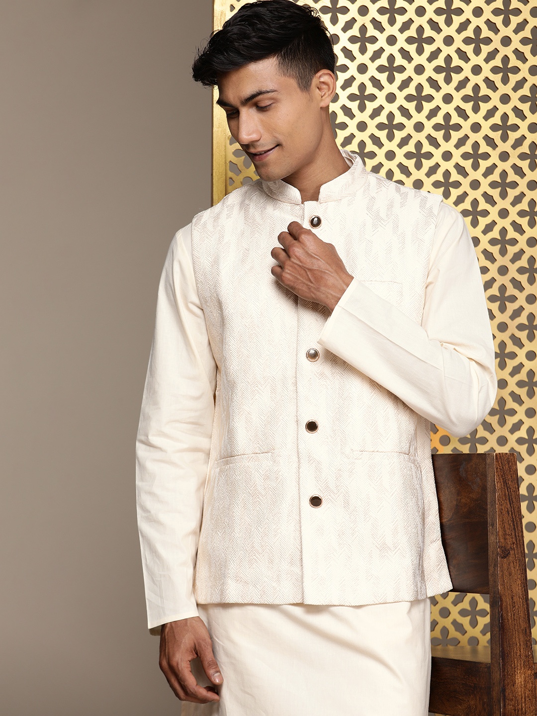 

House of Pataudi Men Regular Pure Cotton Jashn Kurta With Trousers & Nehru Jacket, Off white