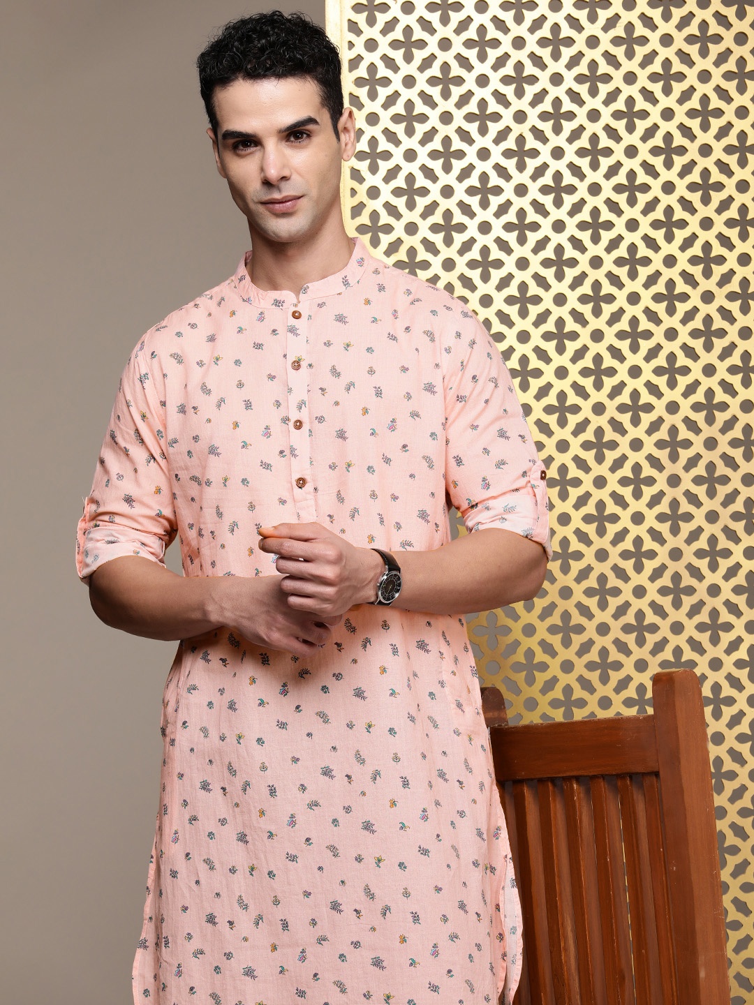 

House of Pataudi Men Jashn Floral Printed Regular Pure Cotton Kurta with Trousers, Pink