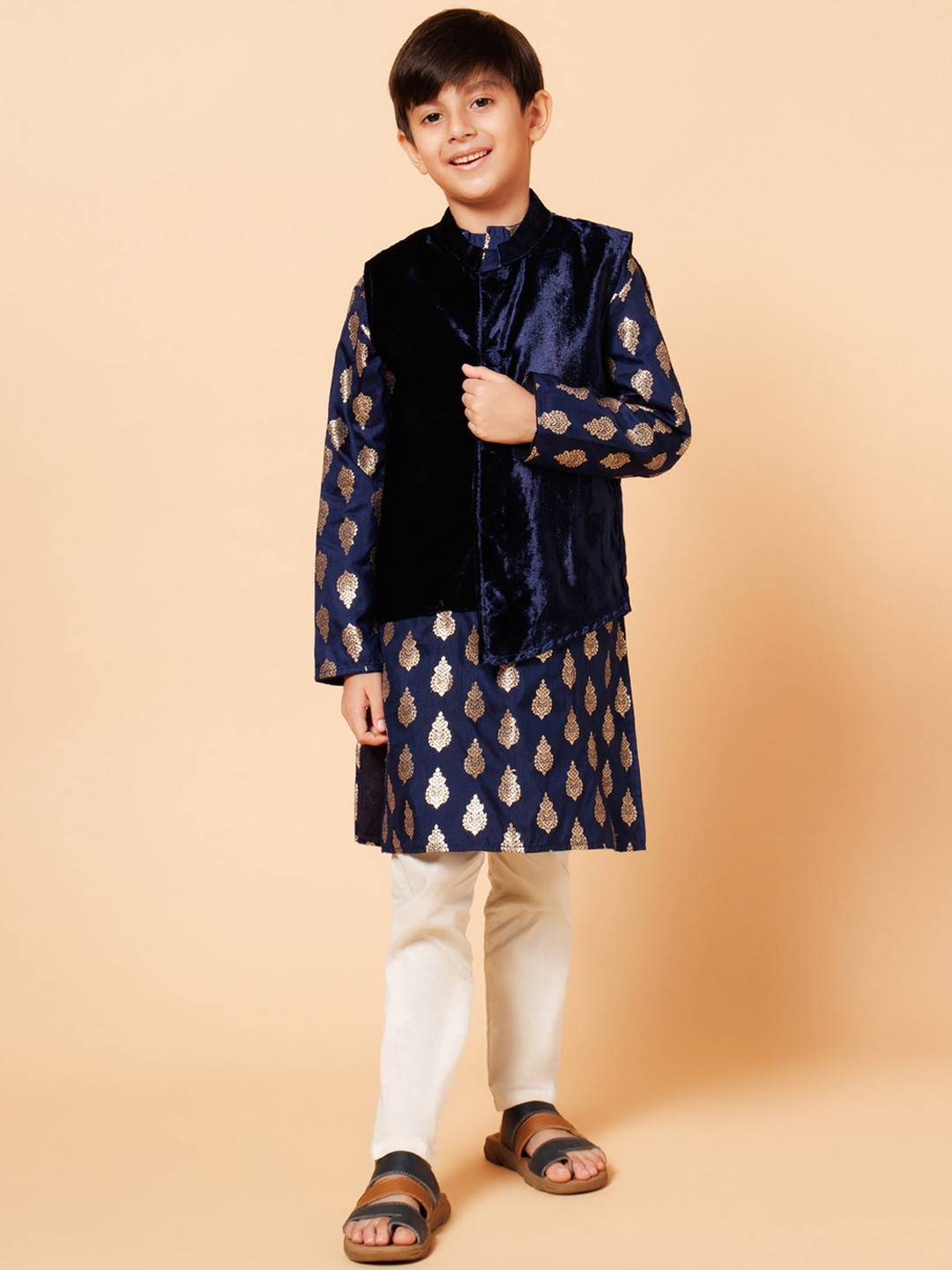 

PICCOLO Boys Ethnic Motifs Woven Design Kurta With Pyjamas & Velvet Jacket, Navy blue