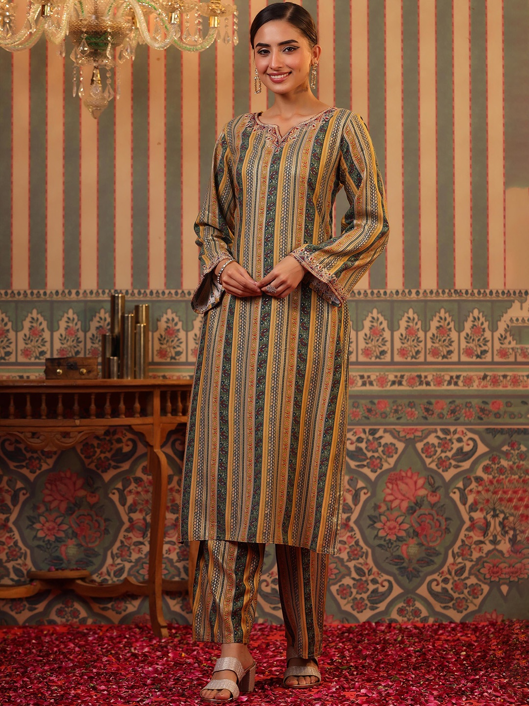 

SCAKHI Ethnic Motifs Foil Printed Thread Work Pakistani Kurta with Palazzos, Green
