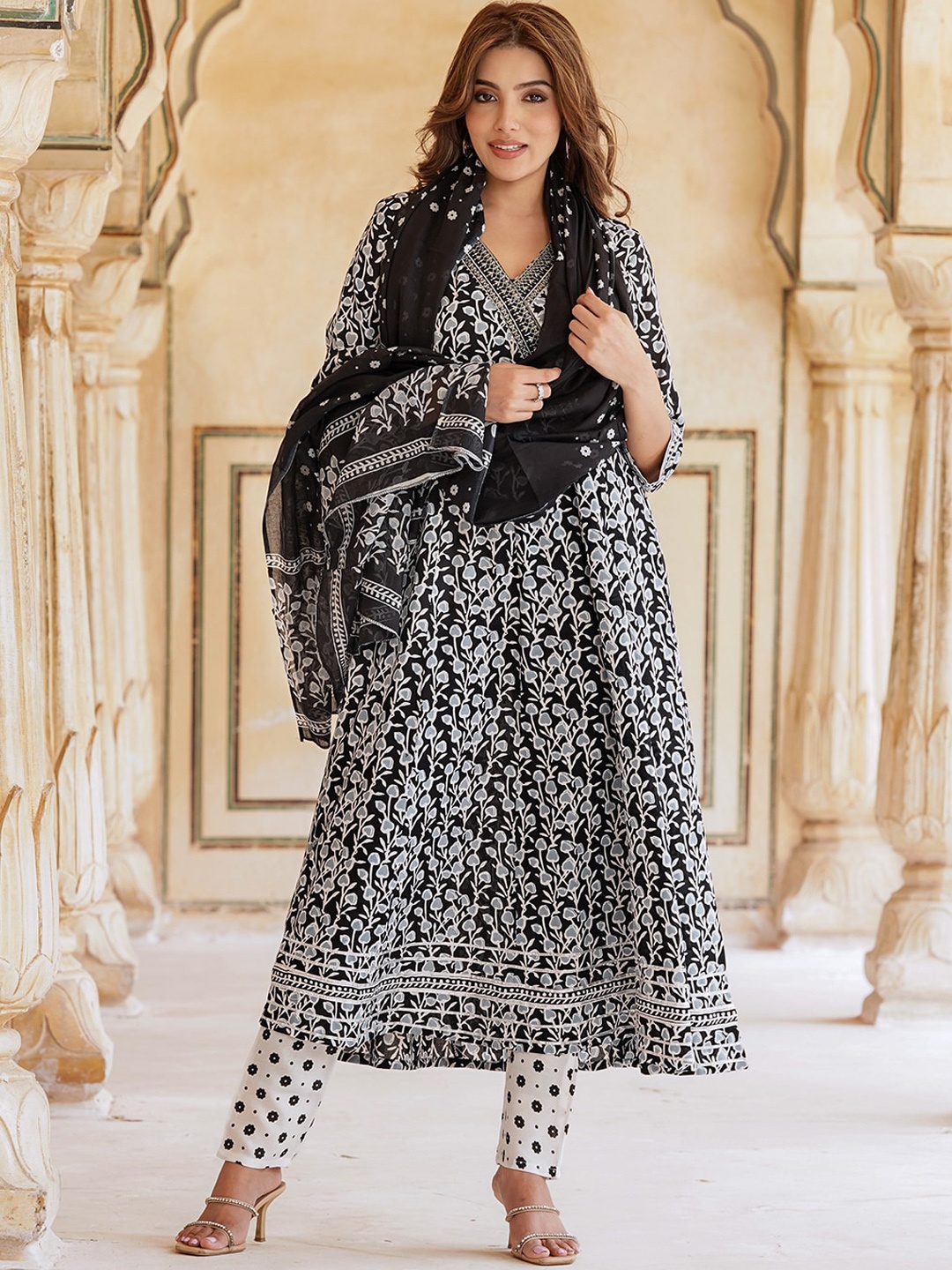 

KALINI Ethnic Motifs Printed Regular Kurta & Trousers With Dupatta, Black