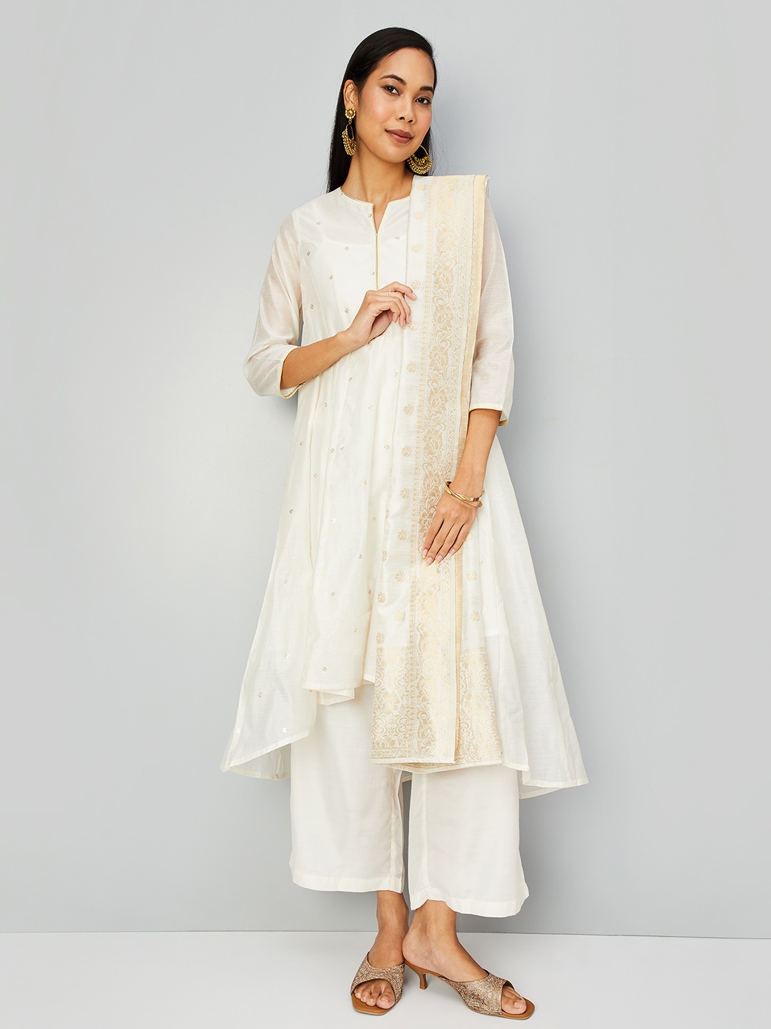 

max Geometric Embroidered Kurta With Trousers & Dupatta, Off white