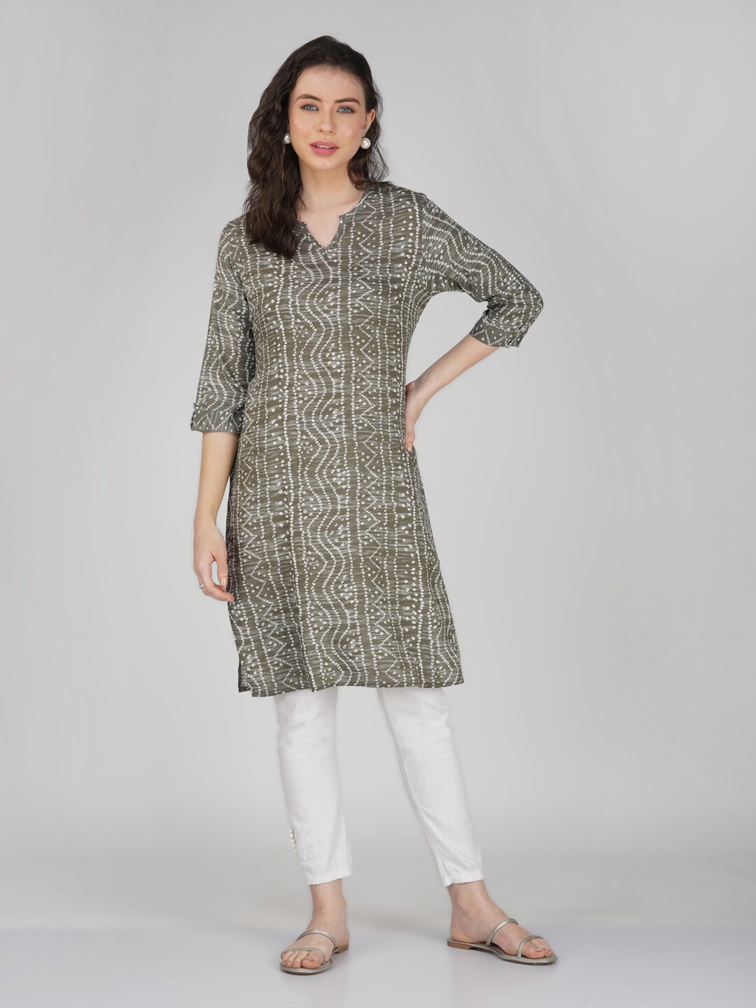 

Vastraa Fusion Bandhani Printed Round Neck Straight Kurta, Charcoal