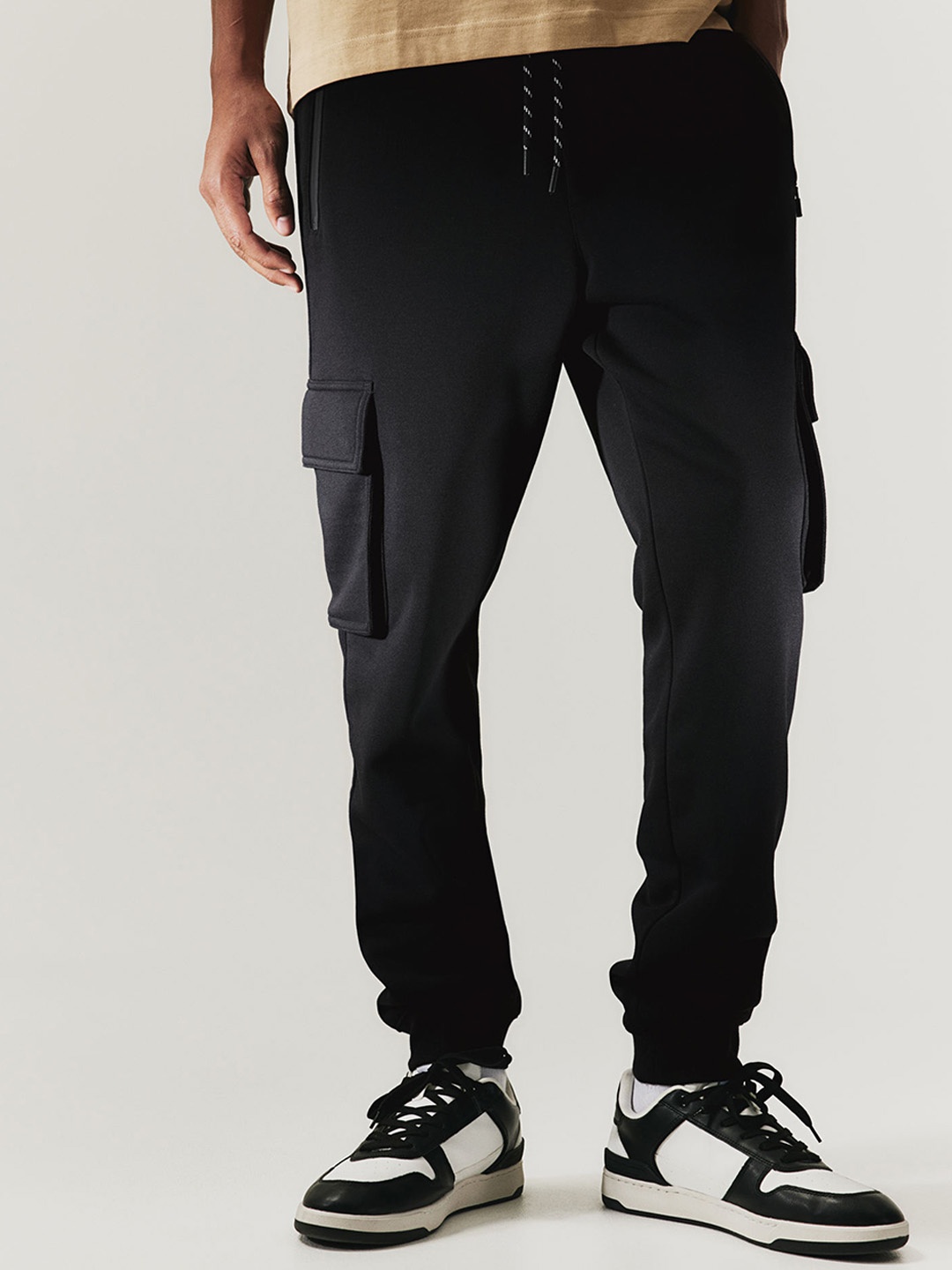 

H&M Men Slim Fit Cargo Joggers, Black