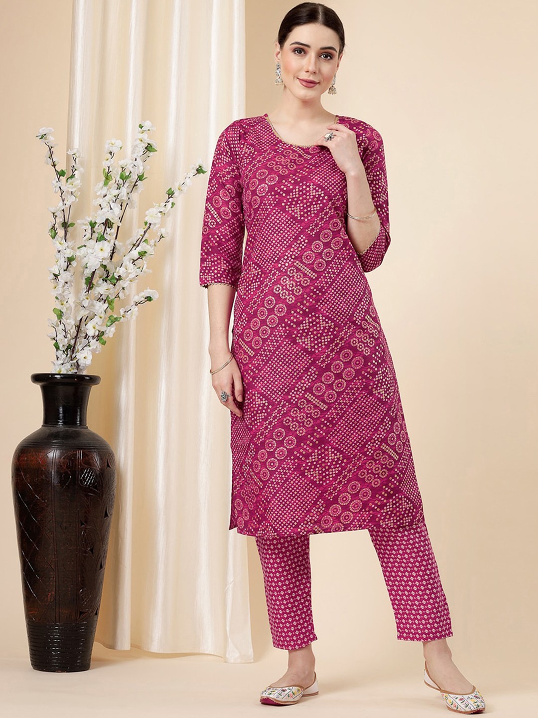 

SKYLEE Pink & White Bandhani Printed Regular Kurta with Trousers
