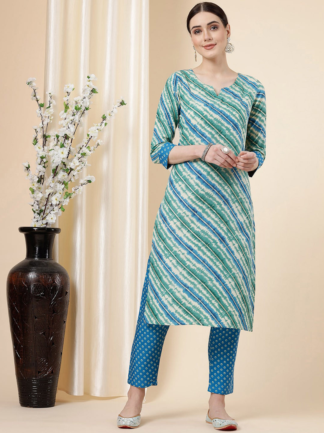 

SKYLEE Green & White Leheriya Printed Regular Kurta with Trousers