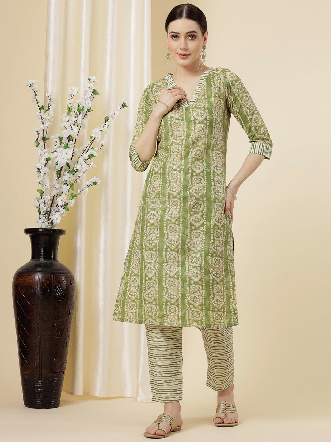 

SKYLEE Ethnic Motif Printed Regular Kurta With Trousers, Green