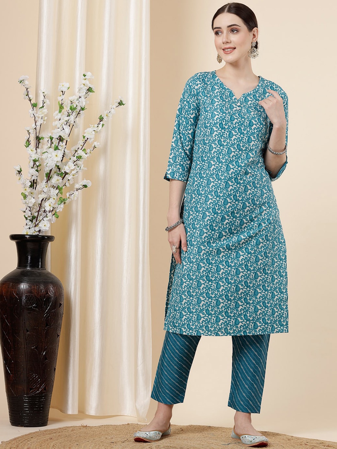 

SKYLEE Blue & White Paisley Printed Regular Kurta with Trousers