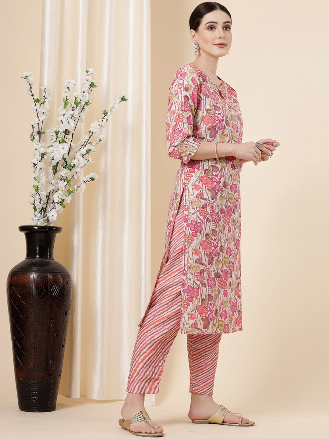 

SKYLEE Floral Printed Regular Kurta With Trousers, White