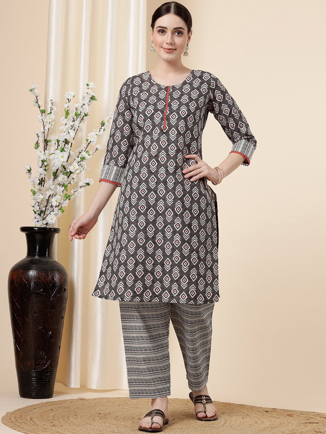 

SKYLEE Batic Printed Regular Kurta With Trousers, Grey