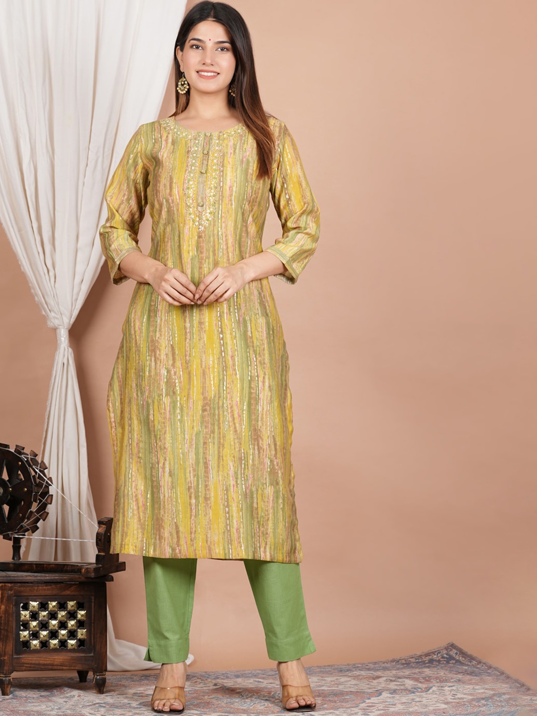 

YASH GALLERY Abstract Printed Straight Kurta with Trousers, Green