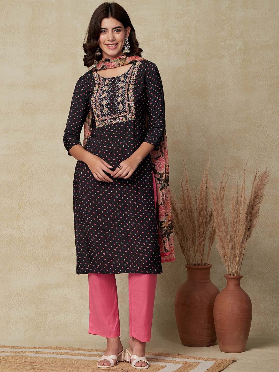 

FASHOR Geometric Printed Thread Work Straight Kurta & Trousers With Dupatta, Black