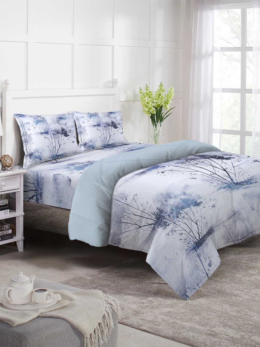 

KLOTTHE White & Blue Floral Printed Double King Bedding Set