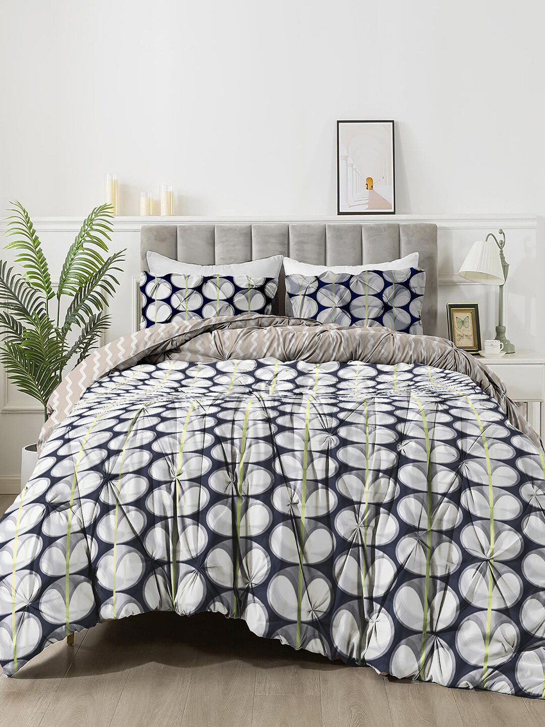 

The White Moss Hannah Reversible Print Pinch Pleat Winter Comforter With 2 Pillow Cover, Black