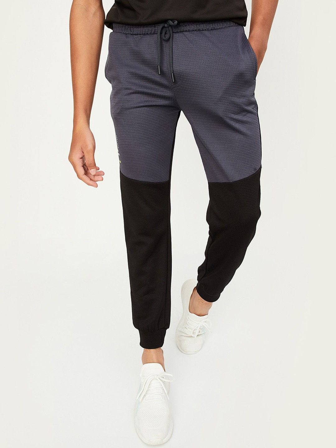 

max Boys Colourblocked Mid-Rise Joggers, Grey
