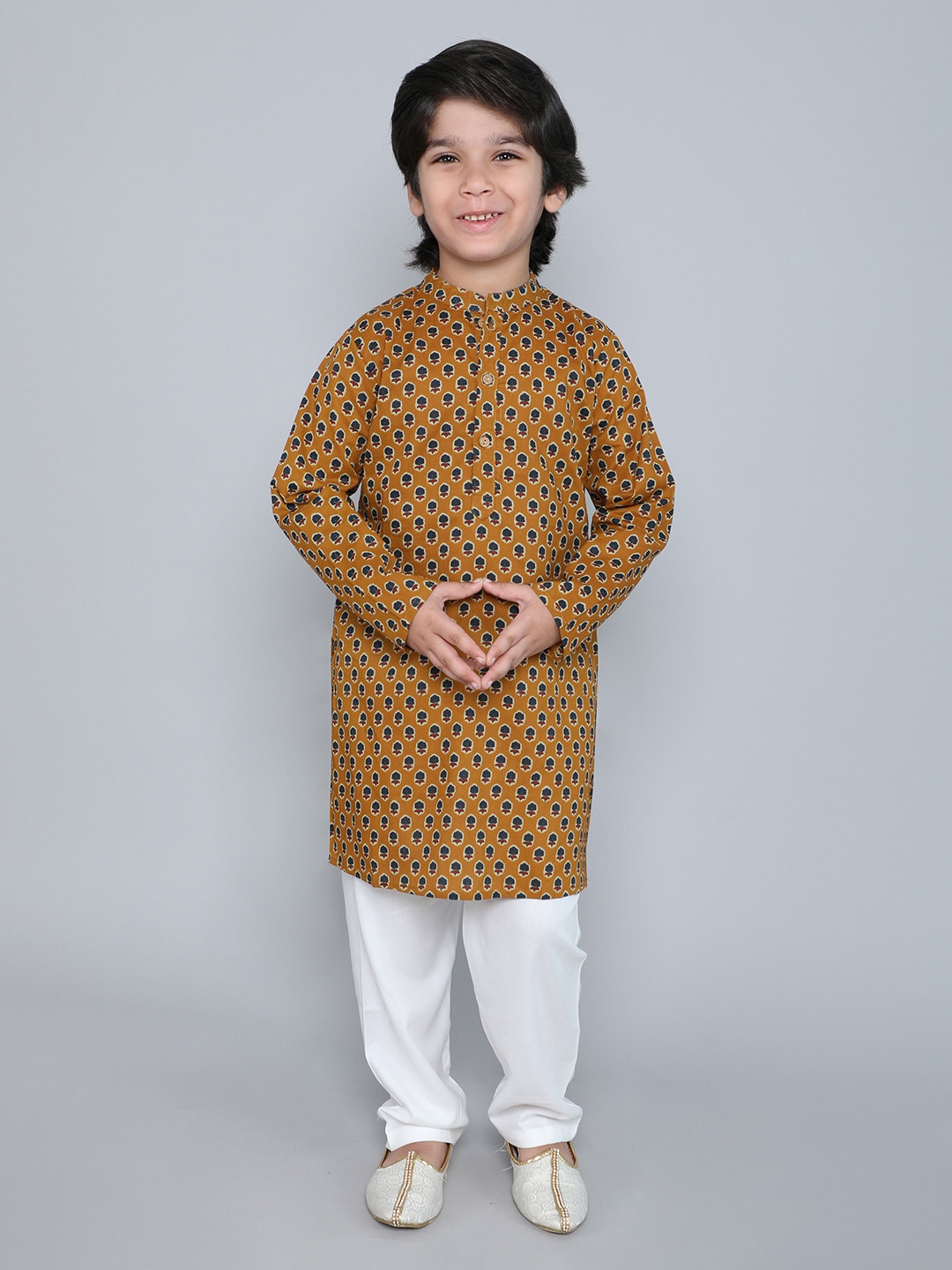 

The Magic Wand Boys Ethnic Motifs Printed Mandarin Collar Pure Cotton Kurta with Pyjamas, Mustard