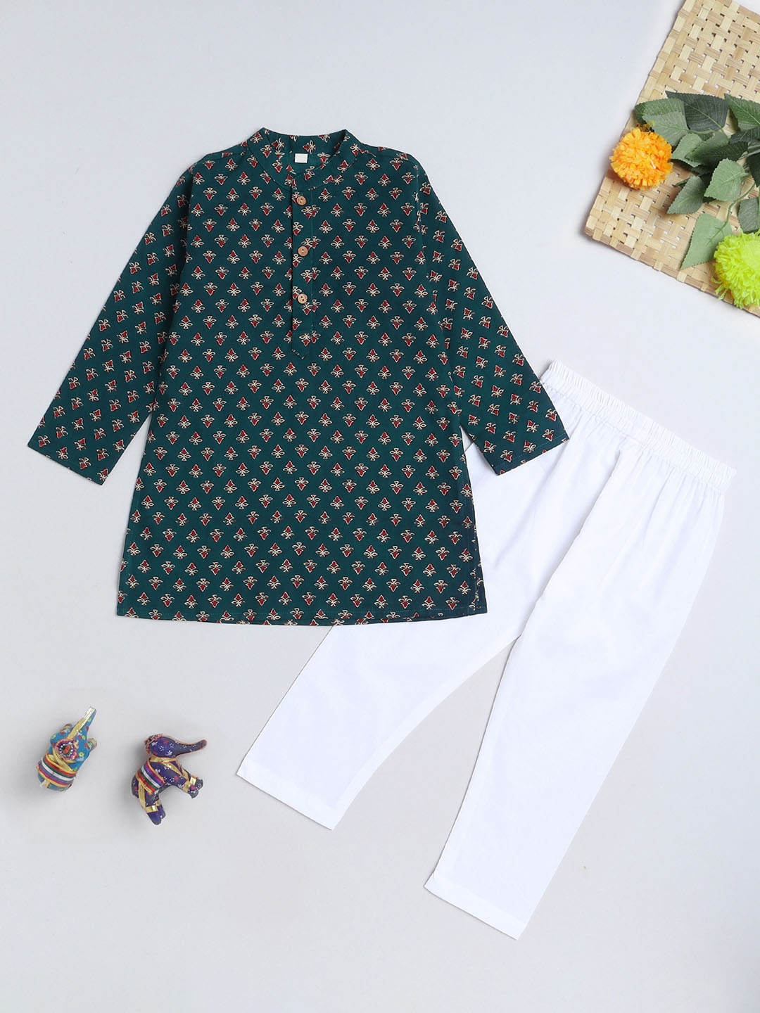

The Magic Wand Boys Ethnic Motifs Printed Mandarin Collar Pure Cotton Kurta with Pyjamas, Navy blue