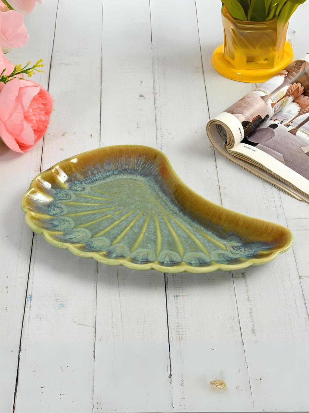 

CLIO'S HERITAGE STORE Green & Yellow Printed Ceramic Shell Shaped Platter