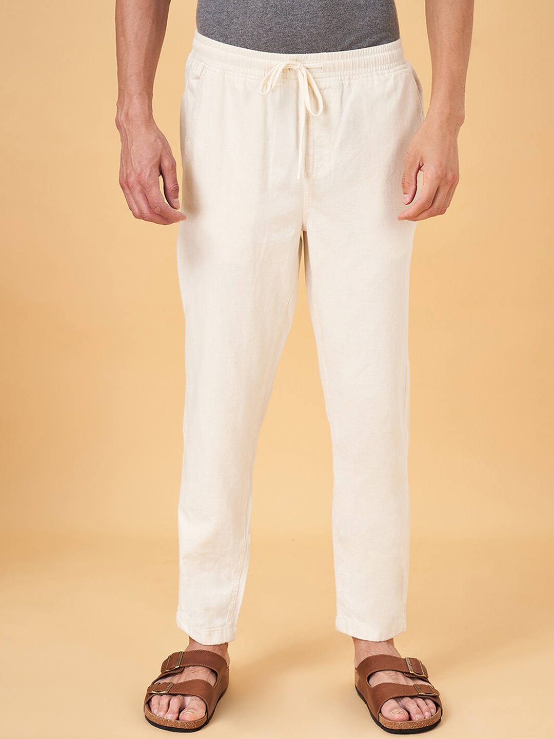 

7 Alt by Pantaloons Men Regular Fit Mid-Rise Plain Cotton Trousers, Off white