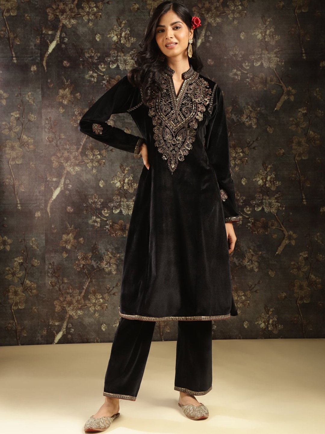 

Lakshita Paisley Yoke Design Thread Work Detail Velvet Straight Kurta with Trousers, Black