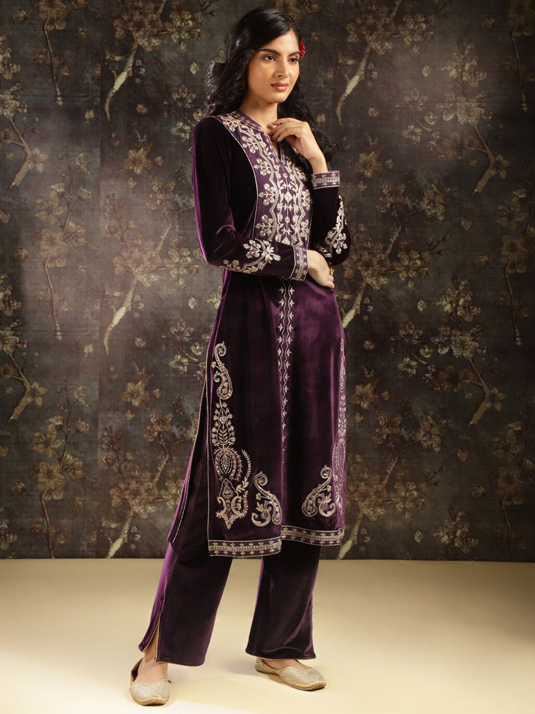 

Lakshita Ethnic Motifs Embroidered Velvet Kurta, Purple
