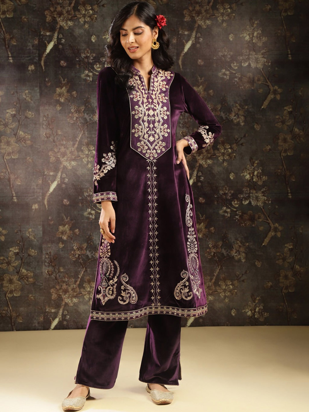 

Lakshita Ethnic Motifs Embroidered Velvet Kurta, Purple