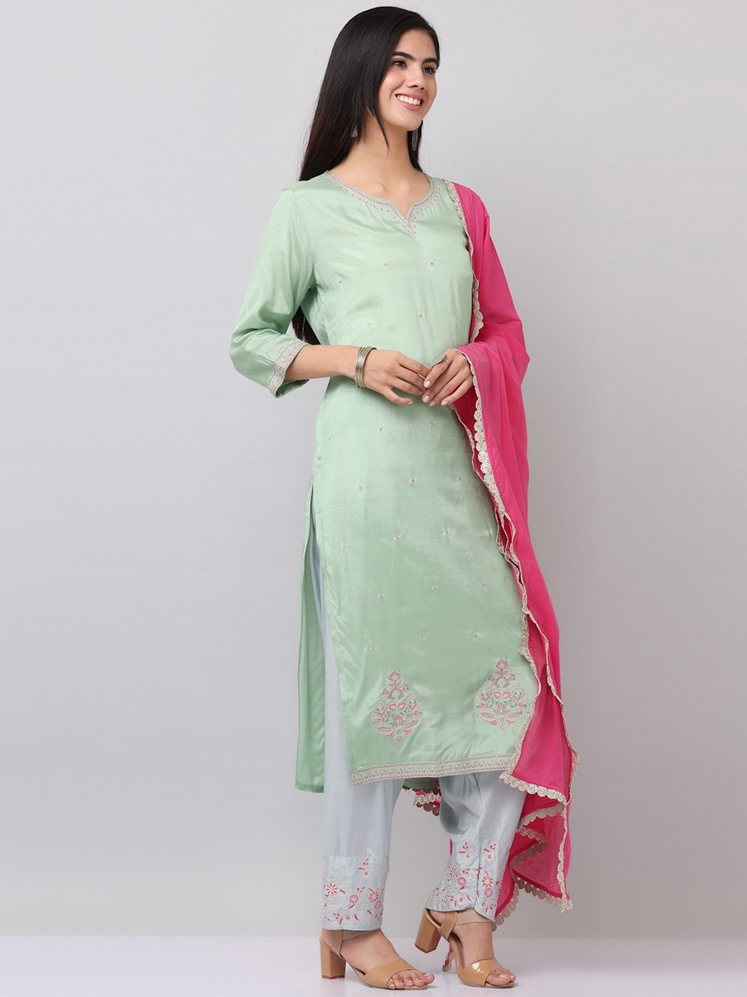 

SAVI Embroidered Kurta Set With Dupatta, Green