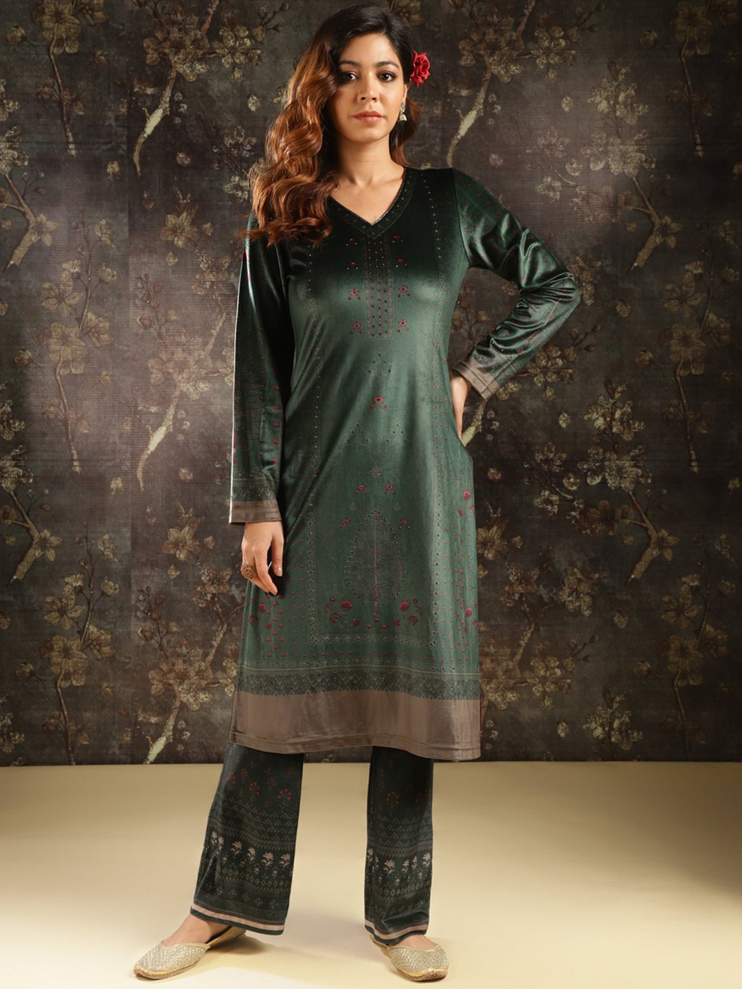 

Lakshita Ethnic Motifs Printed Velvet Regular Kurta with Trousers, Green
