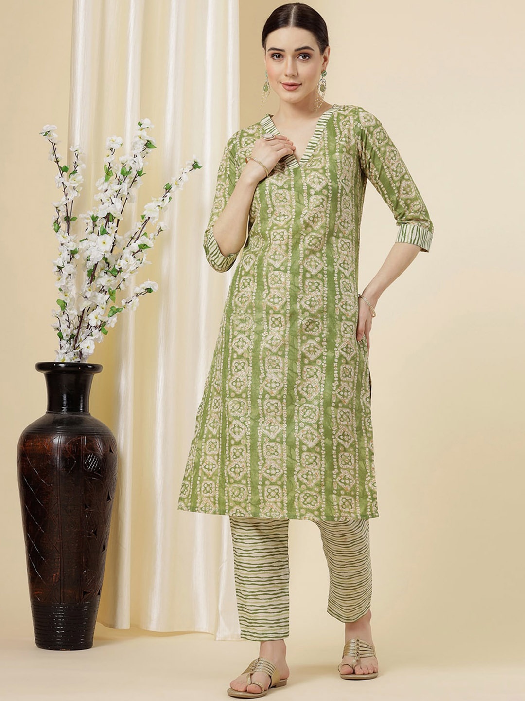 

KALINI Ethnic Motifs Printed V-Neck Straight Kurta with Trouser, Green