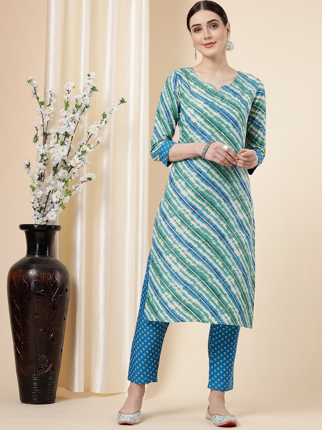 

KALINI Leheriya Printed Regular Kurta With Trousers, Green