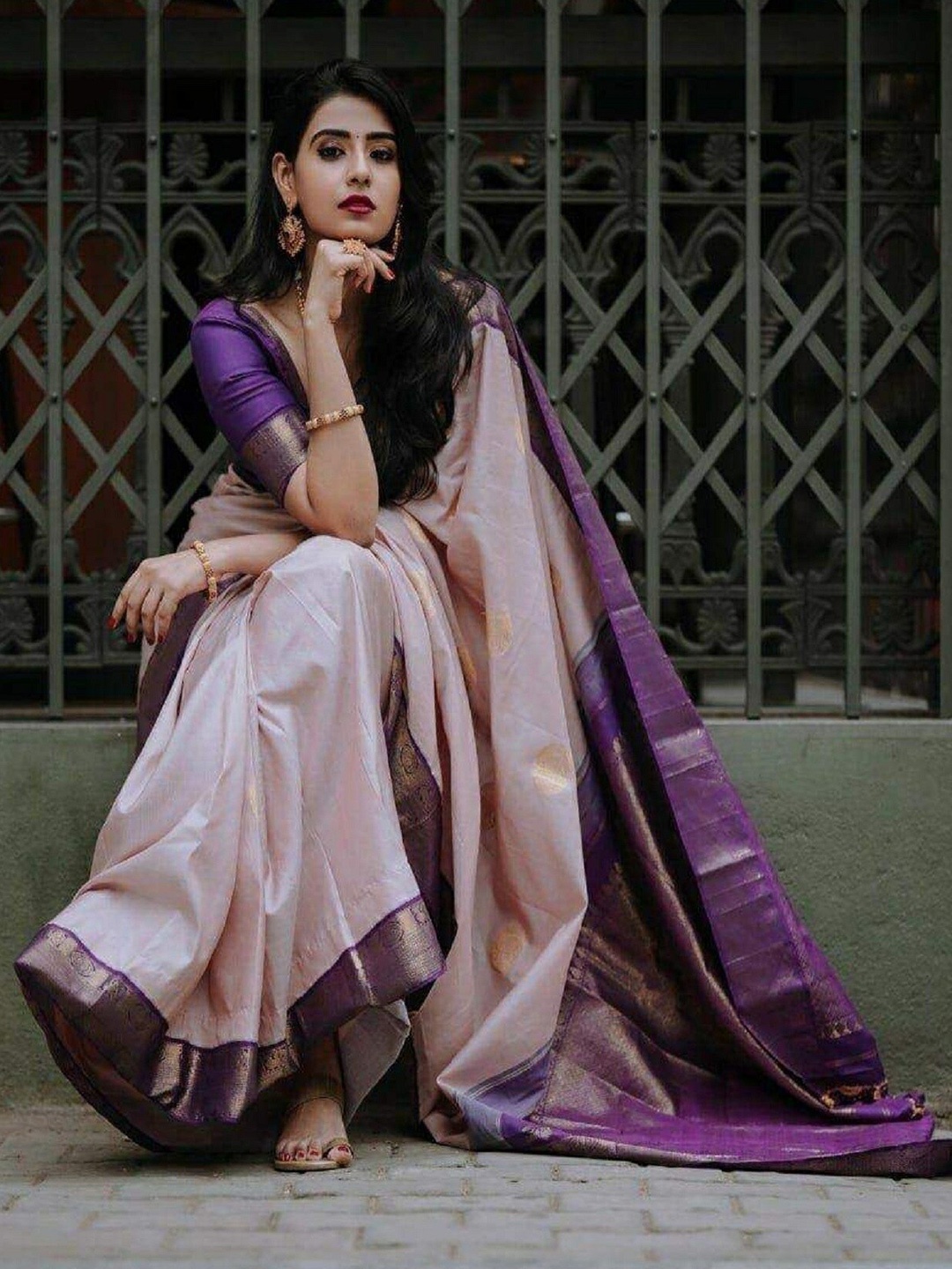 

APNISHA Woven Design Zari Silk Cotton Banarasi Saree, Purple