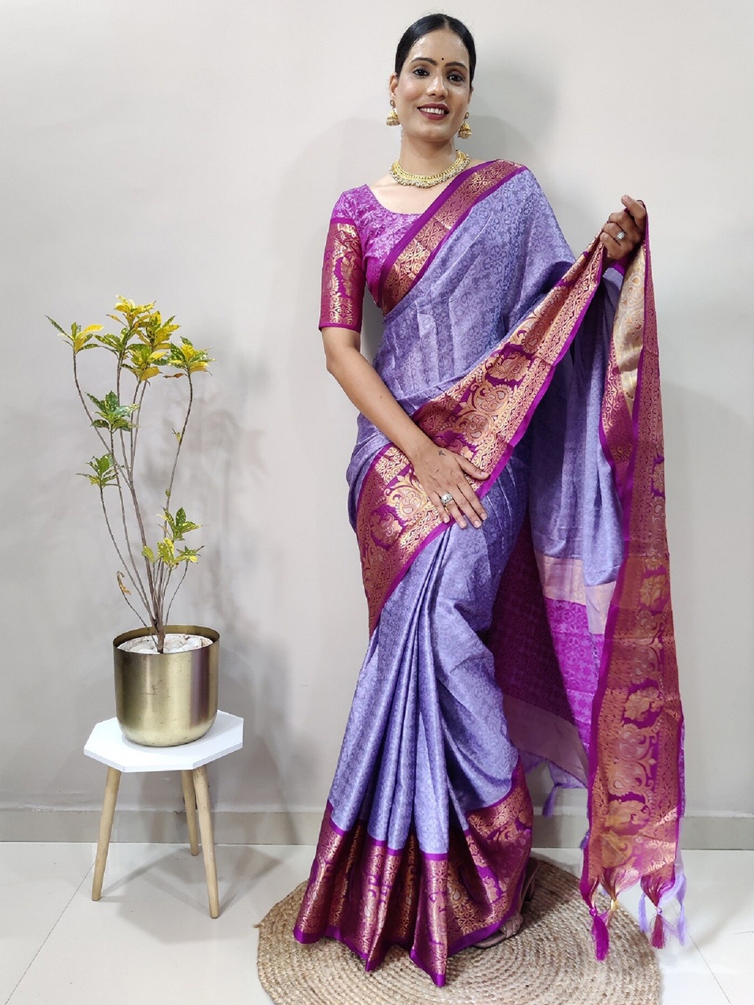 

APNISHAEthnic Motifs Woven Design Zari Pure Silk Banarasi Saree, Lavender