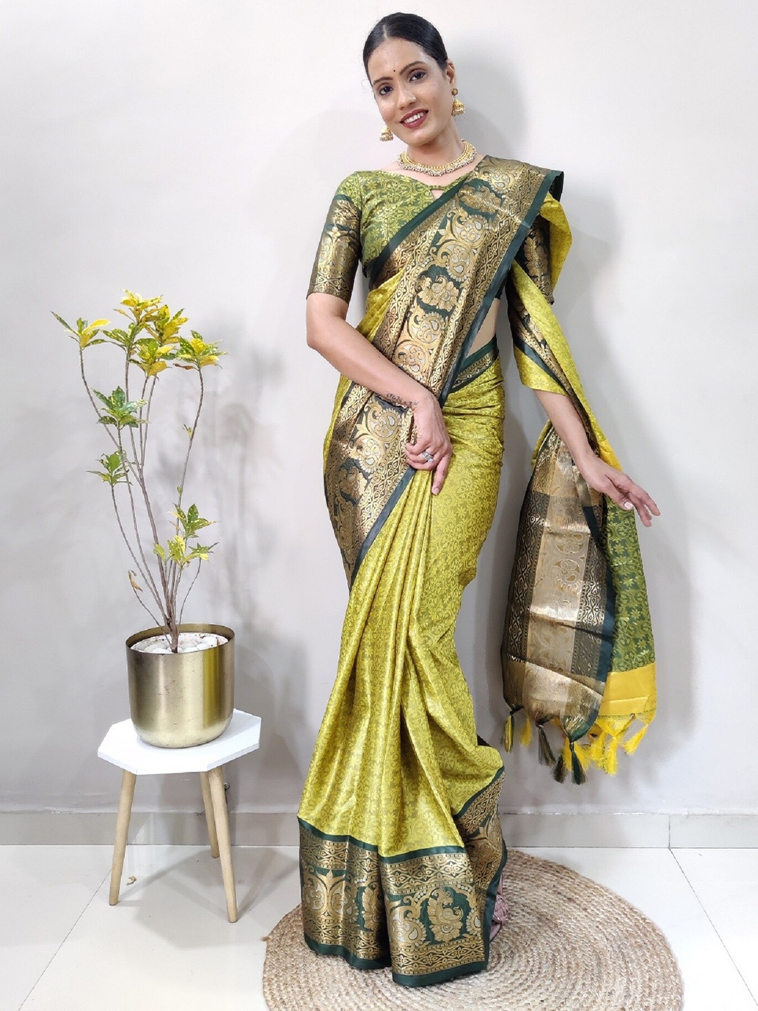 

APNISHA Woven Design Zari Pure Silk Banarasi Saree, Green