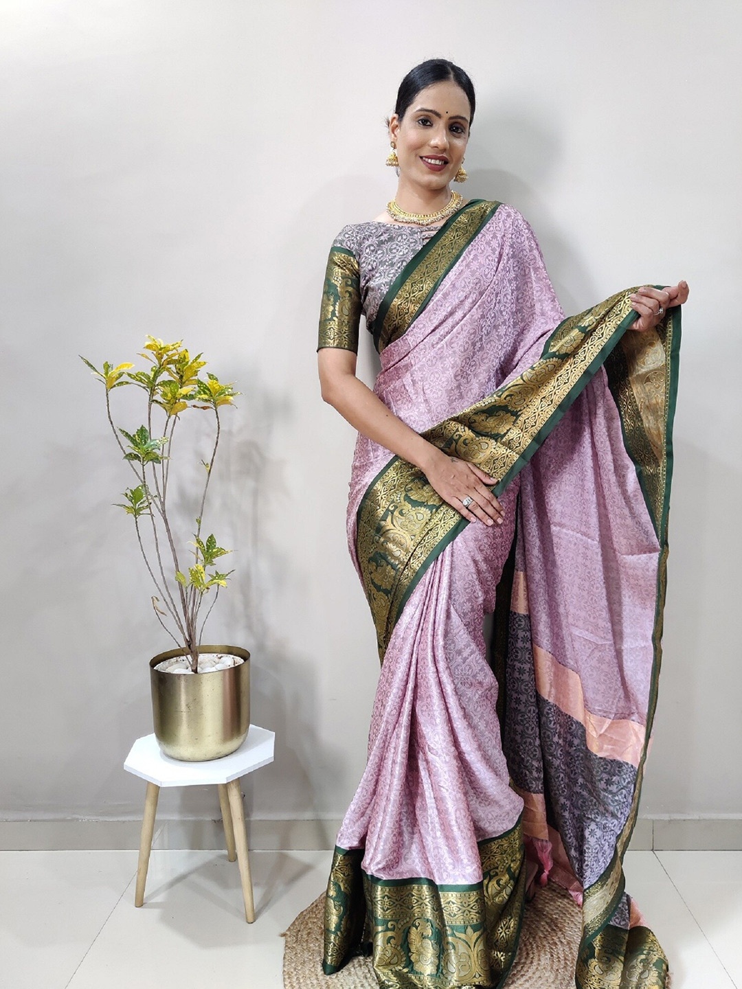 

APNISHA Woven Design Zari Pure Silk Banarasi Saree, Pink