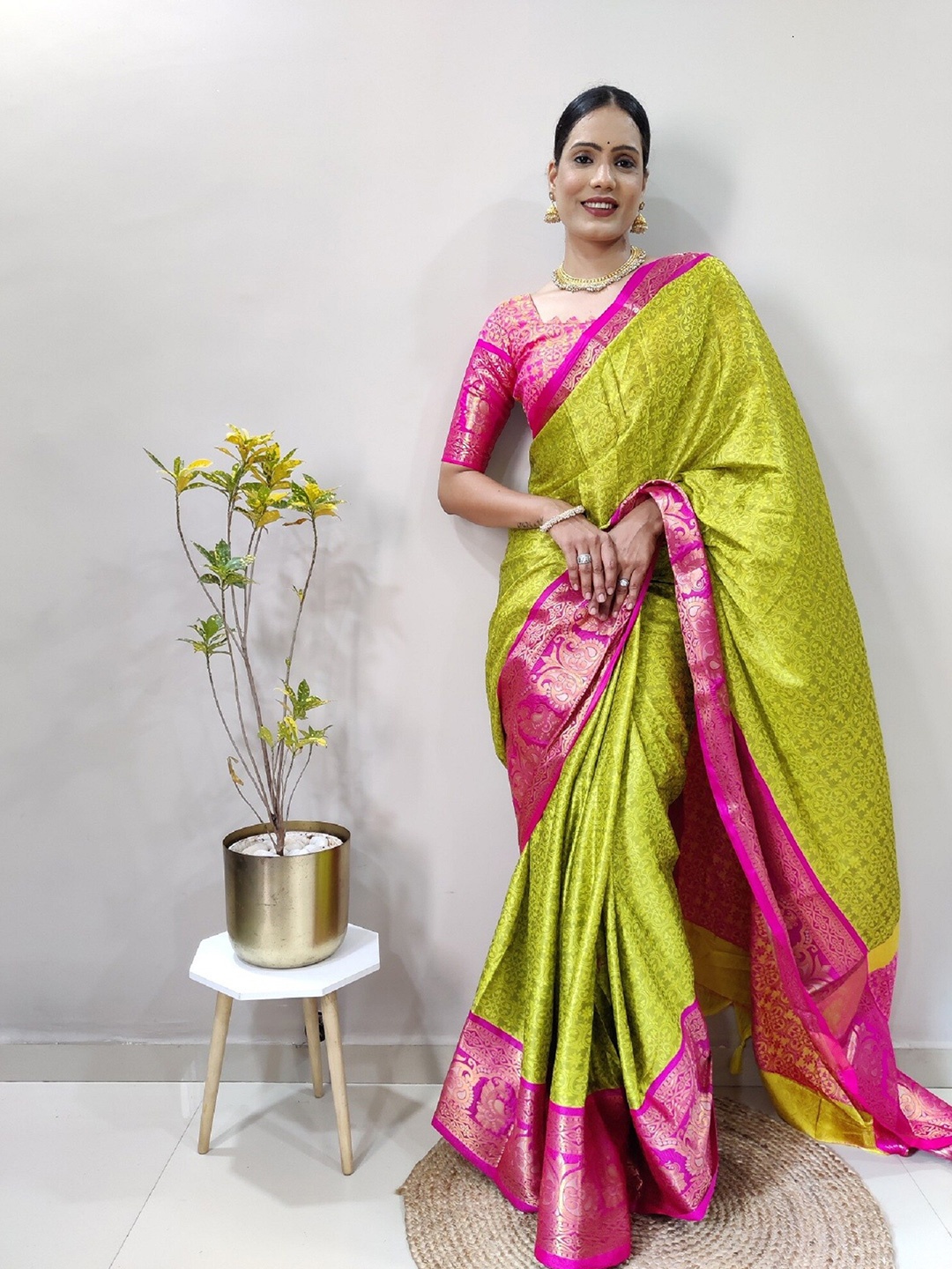 

APNISHA Ethnic Motifs Woven Designed Zari Jacquard Pure Silk Banarasi Saree, Pink