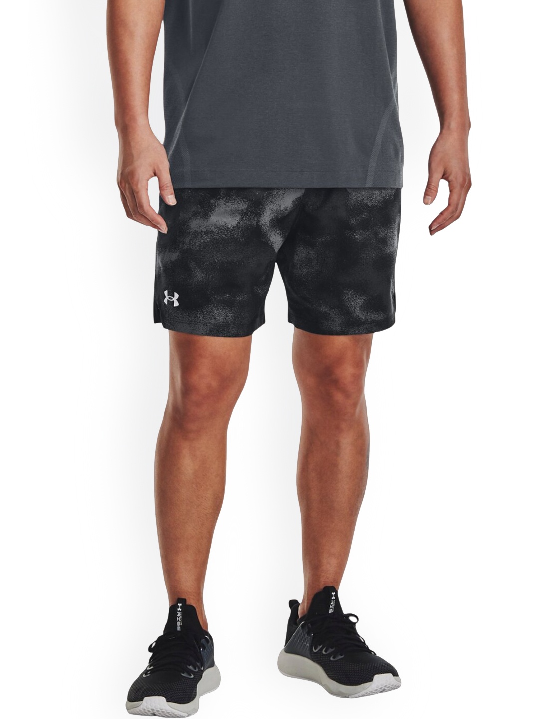 

UNDER ARMOUR Men Slim Fit Vanish Woven Printed Shorts, Black