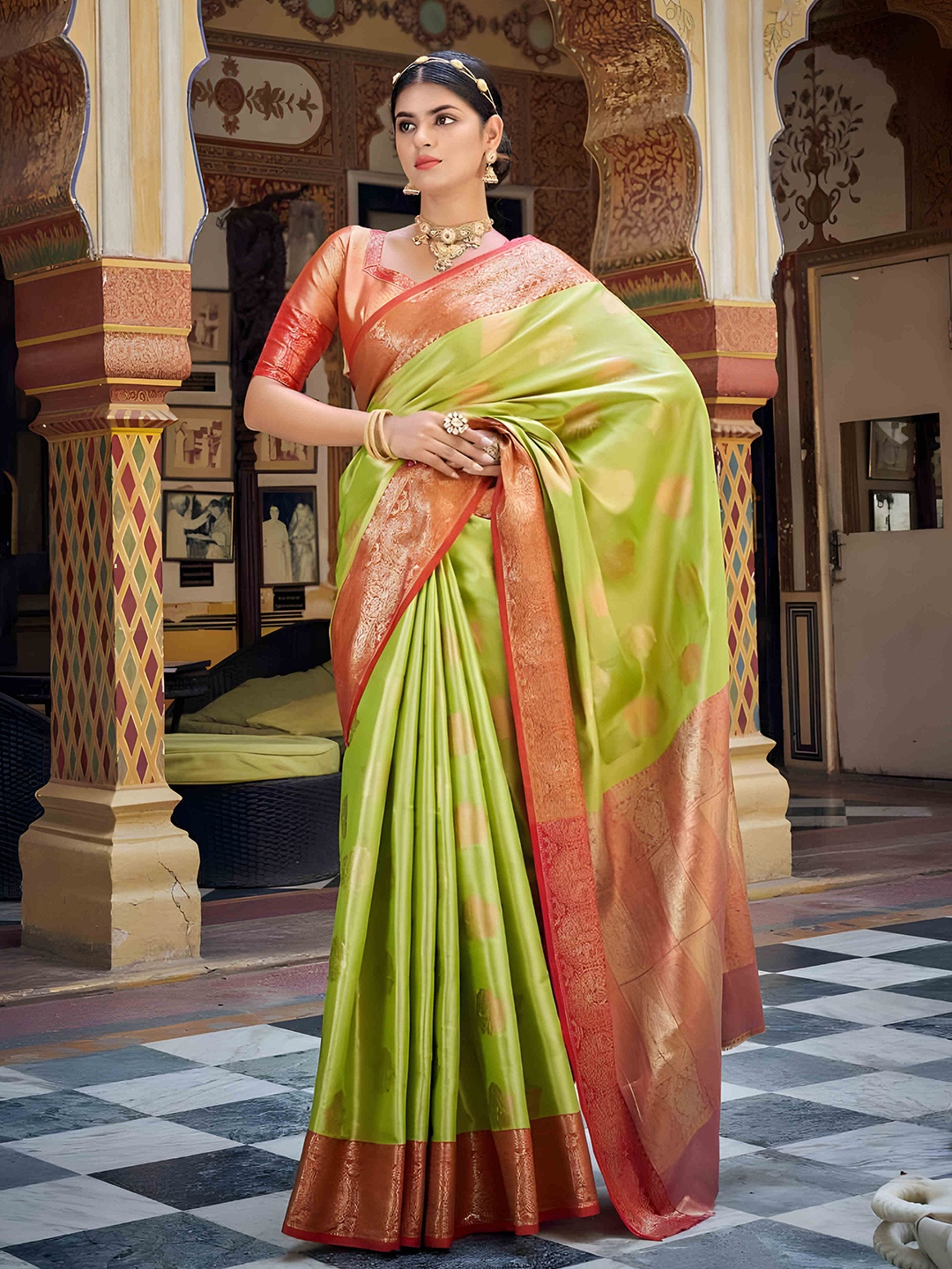 

MAGMINA Ethnic Motifs Woven Design Zari Kanjeevaram Saree, Green