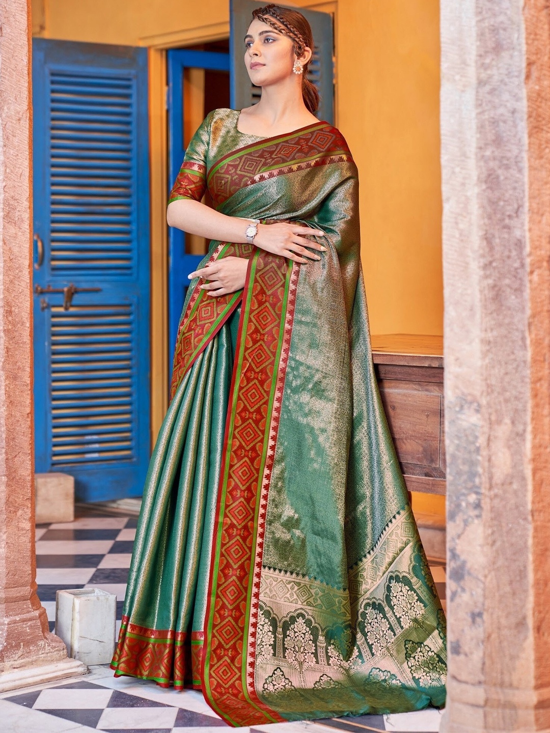 

MAGMINA Ethnic Motifs Woven Design Zari Detailed Pure Silk Patola Saree, Green