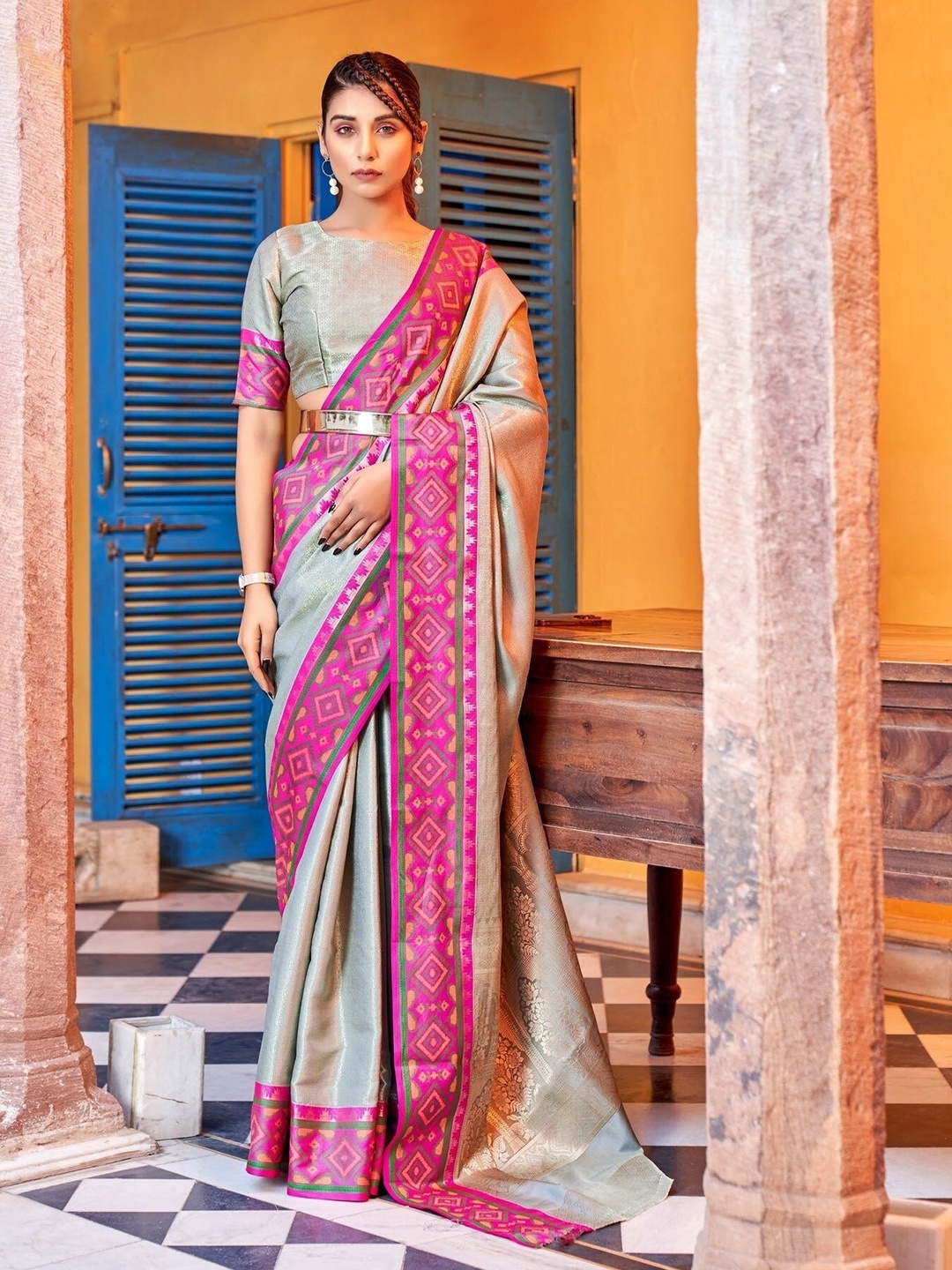 

MAGMINA Ethnic Motifs Woven Design Zari Patola Saree, Grey