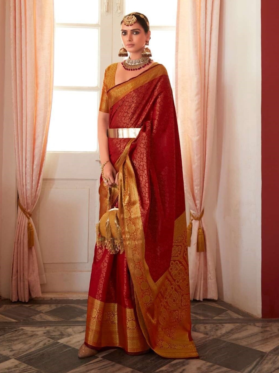 

MAGMINA Ethnic Motifs Woven Design Zari Pure Silk Kanjeevaram Saree, Red