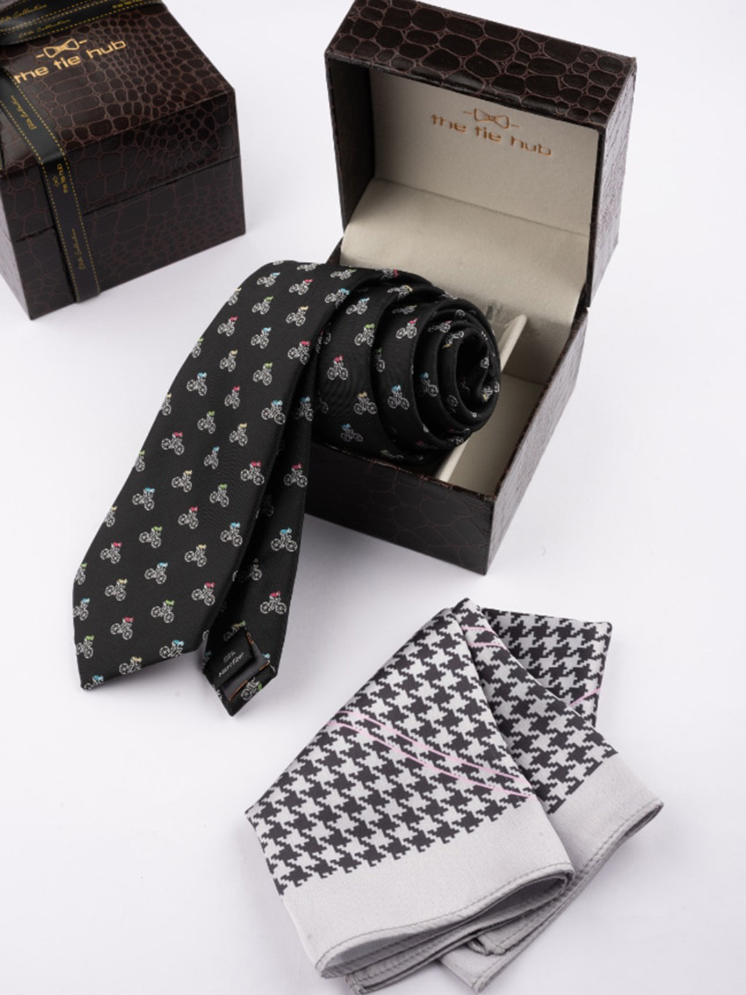 

The Tie Hub Men Printed Microfiber Tie & Pocket Square, Black