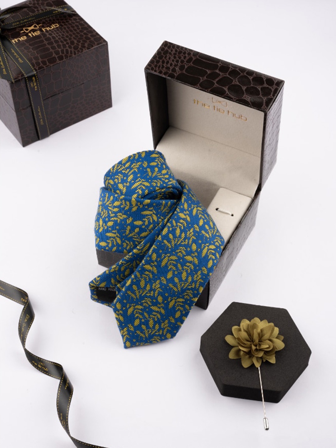 

The Tie Hub Men Necktie With Flower Lapel Pin Accessory Gift Set, Blue