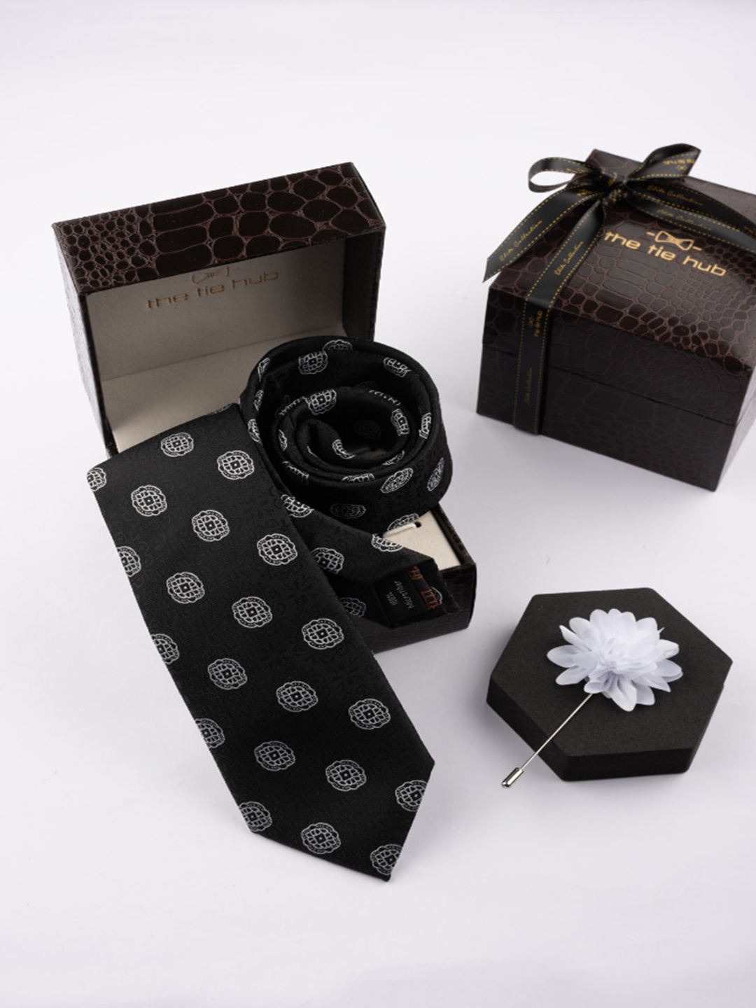 

The Tie Hub Men Printed Delisa Necktie With Flower Lapel Pin Accessory Gift Set, Black