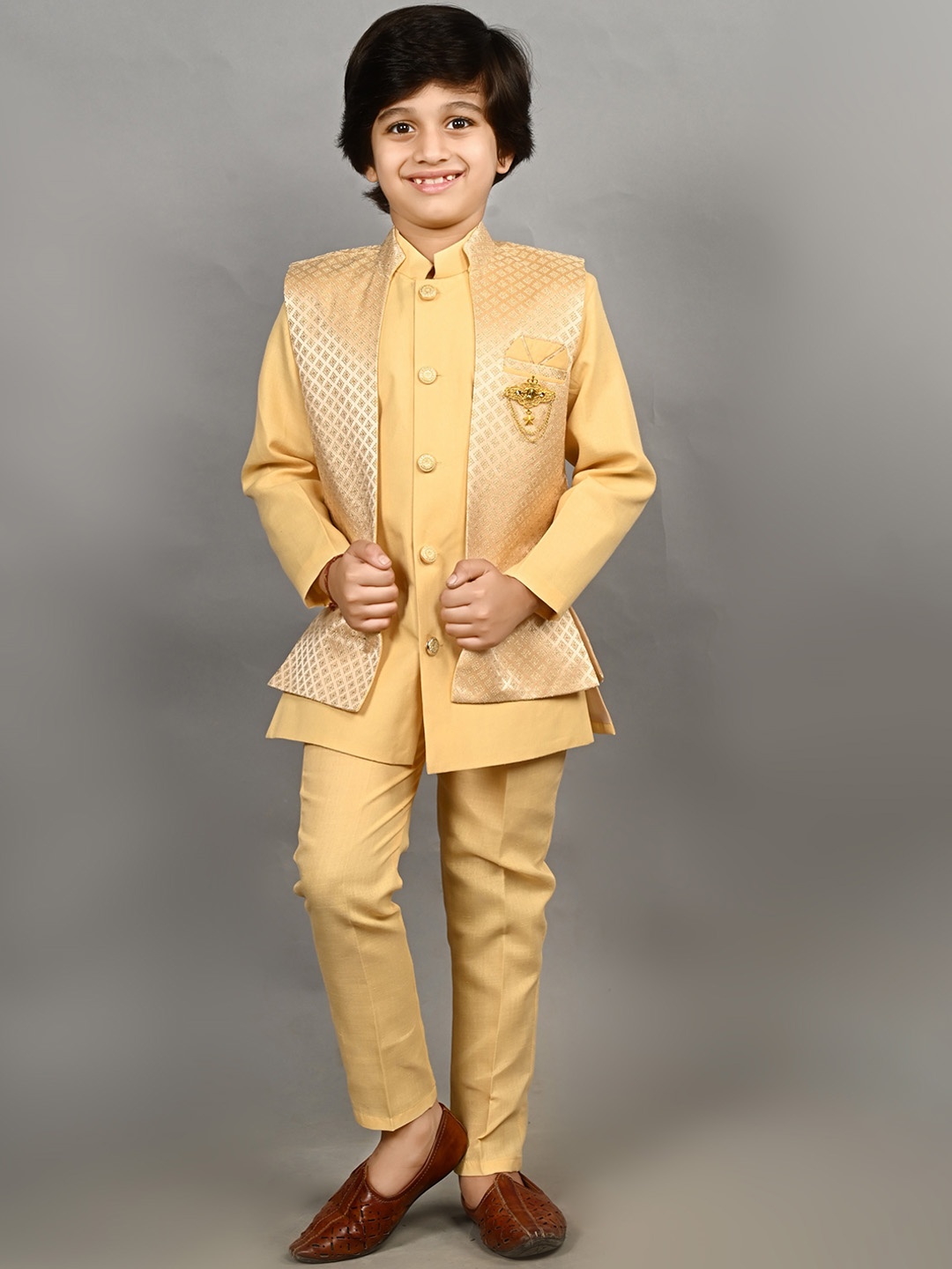 

ahhaaaa Boys Self Designed Mandarin Collar Sherwani Set, Gold