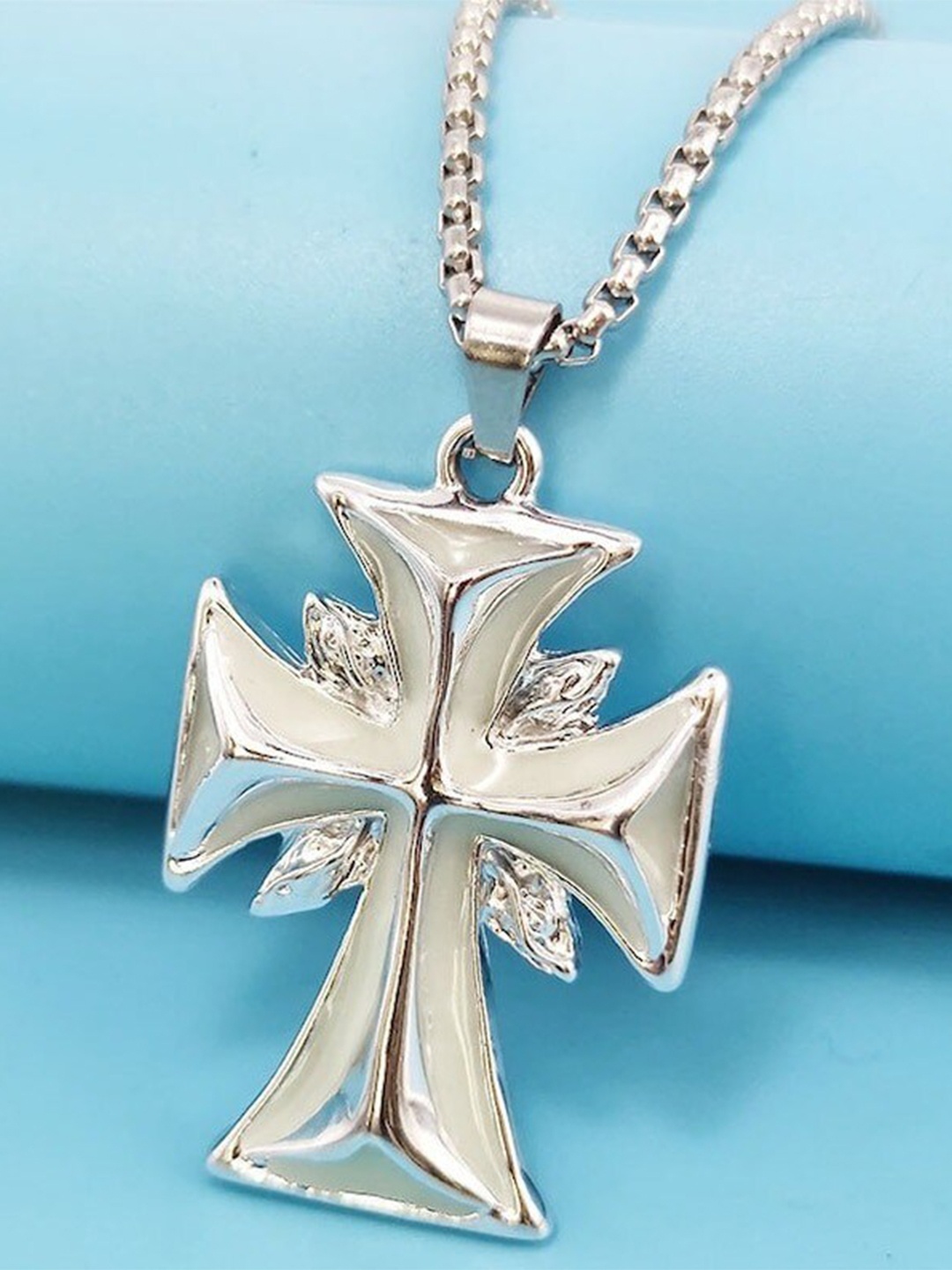 

VIEN Glowing Pendant With Chain, Silver