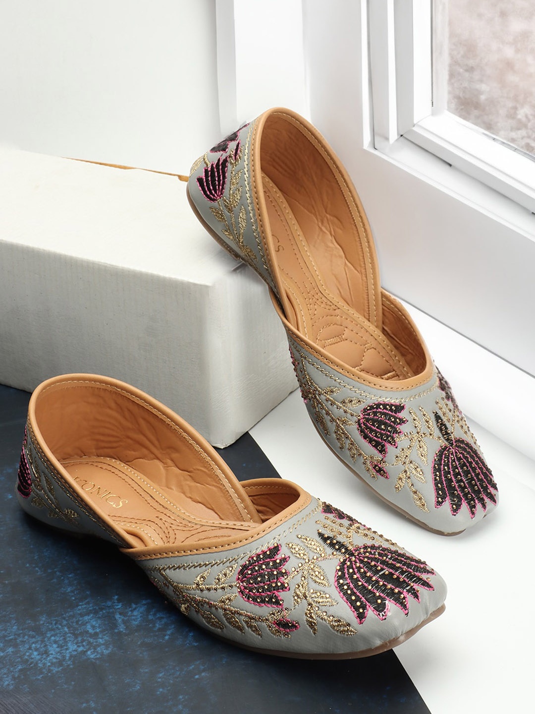 

ICONICS Embellished Ethnic Mojaris, Grey