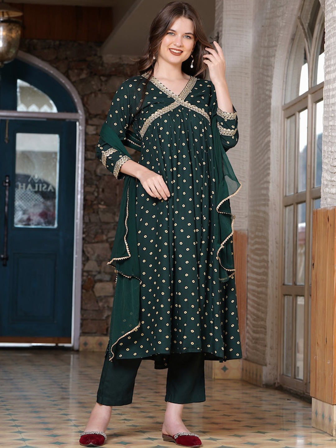 

Hatheli Women Green Geometric Printed Flared Sleeves Thread Work Anarkali Kurta