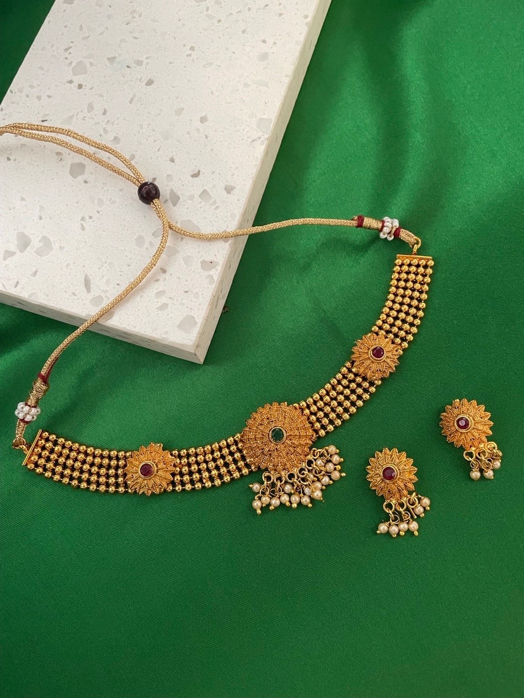 

Digital Dress Room Gold-Plated Kundan-Studded Jewellery Set