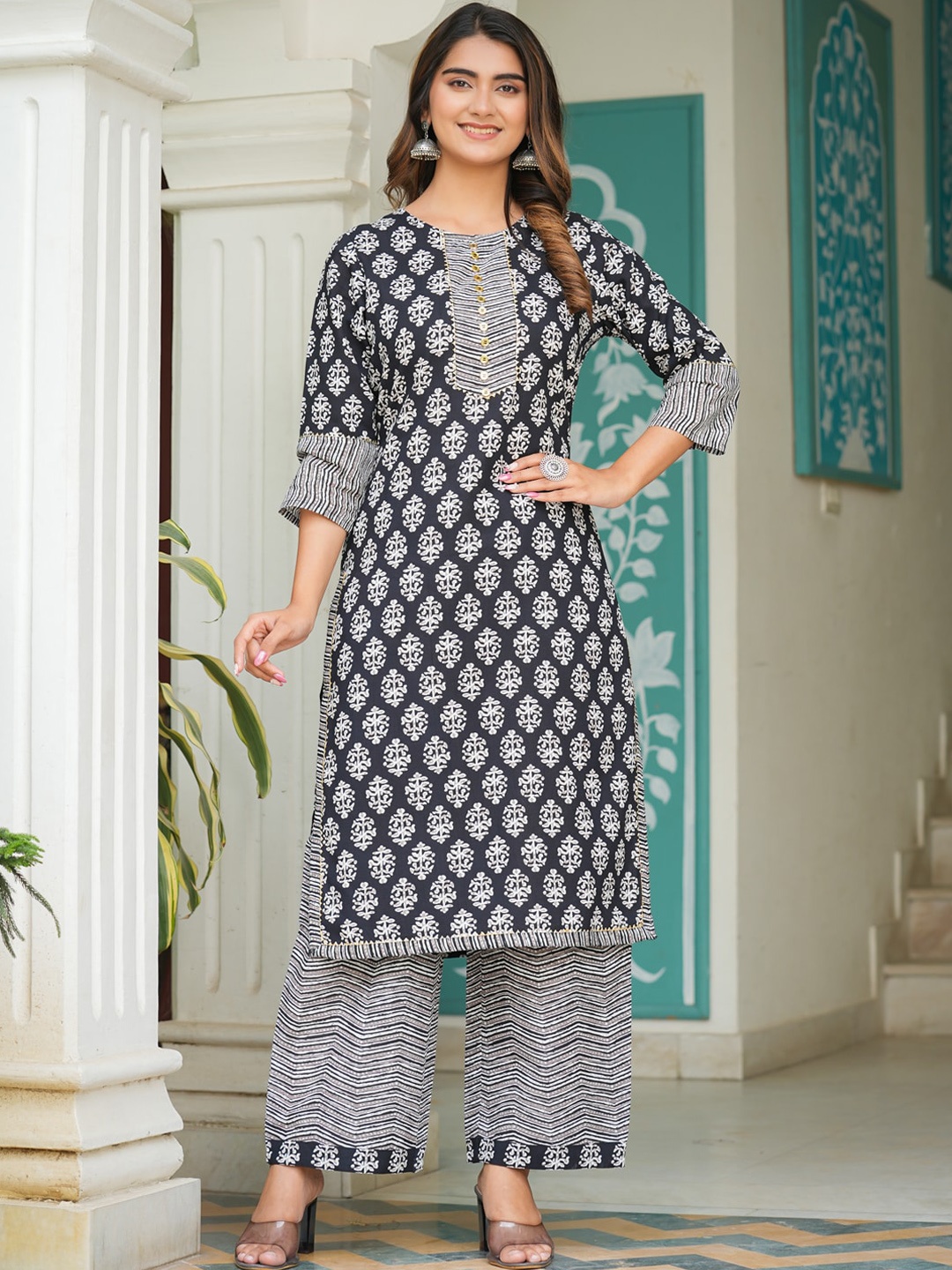 

YASH GALLERY Ethnic Motifs Printed Regular Straight Kurta with Trousers, Black