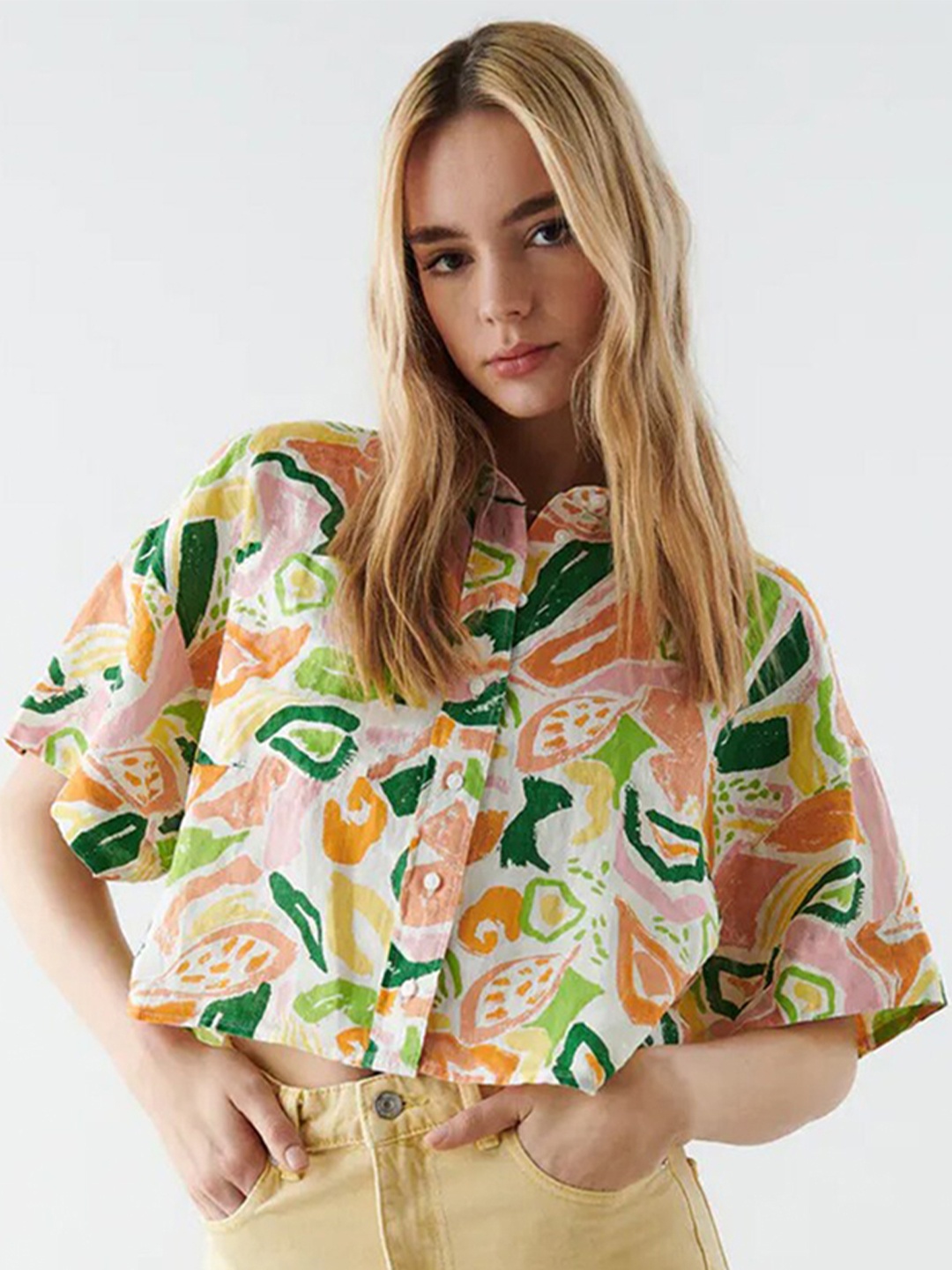 

Selvia Abstract Printed Spread Collar Cropped Casual Shirt, Off white